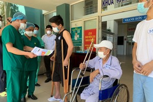 Các bệnh nhân nhận giấy ra viện tại Bệnh viện dã chiến Hoà Vang. Ảnh: VGP.