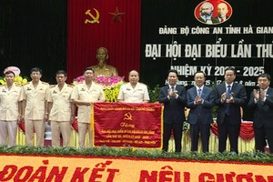 Bức trướng do Ban Chấp hành Đảng bộ Công an tỉnh Hà Giang tặng.