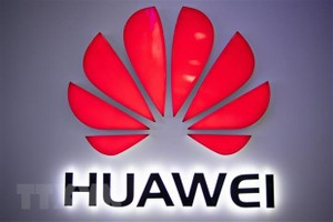 Biểu tượng của Tập đoàn Huawei tại một cửa hàng ở Bắc Kinh, Trung Quốc. (Nguồn: AFP/TTXVN).