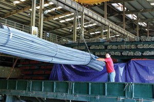 Doanh nghiệp thép méo mặt vì khó hai đầu