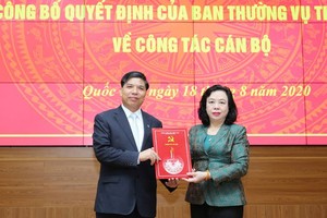 Phó Bí thư Thường trực Thành ủy Ngô Thị Thanh Hằng trao Quyết định cho ông Đỗ Huy Chiến.