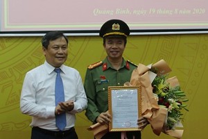 Đồng chí Vũ Đại Thắng, Bí thư Tỉnh ủy Quảng Bình trao quyết định và chúc mừng Đại tá Nguyễn Tiến Nam.