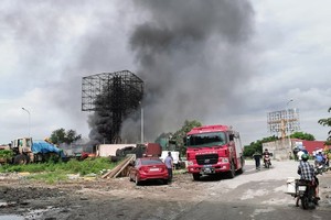 Ngọn lửa bùng phát từ một chiếc xe tec, sau đó lan rộng ra kho bãi.