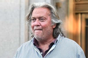 Steve Bannon rời tòa án liên bang ở thành phố New York hôm 20/8. Ảnh: AFP.