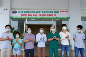 Các bệnh nhân được công bố khỏi bệnh hôm nay tại BV Bệnh Nhiệt đới Trung ương. Ảnh: suckhoedoisong.