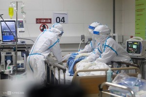 Nhân viên y tế chăm sóc cho bệnh nhân trong phòng Hồi sức Bệnh viện Dã chiến Hòa Vang, chiều 22/8.