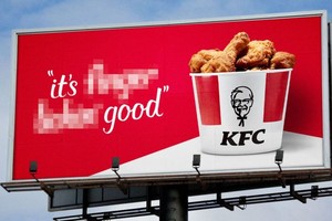 KFC buộc phải dừng việc khuyên khách hàng “liếm ngón tay” vì đại dịch Covid-19
