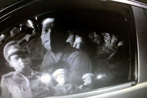 Tài xế "cố thủ" trên xe ô tô. (Ảnh cắt từ clip).