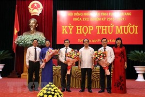 Bí thư Tỉnh ủy Tuyên Quang Chẩu Văn Lâm (thứ 4 trái sang) và lãnh đạo Hội đồng Nhân dân tỉnh Tuyên Quang tặng hoa chúc mừng Chủ tịch và hai Phó Chủ tịch Ủy ban Nhân dân tỉnh Tuyên Quang. (Ảnh Quang Đán/TTXVN).