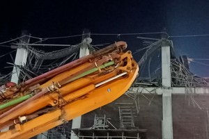 Trần bê tông tại tầng 4 vừa đổ xong bị sập hoàn toàn.