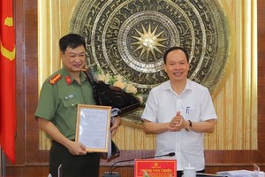 Đồng chí Trịnh Văn Chiến trao quyết định và chúc mừng đồng chí Trần Phú Hà.