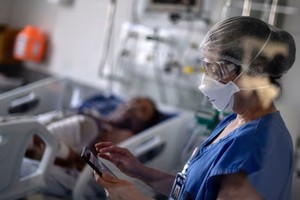 Nhân viên y tế theo dõi một bệnh nhân trong phòng chăm sóc đặc biệt ở Minas Gerais, Brazil, hôm 1/6. Ảnh: AFP.