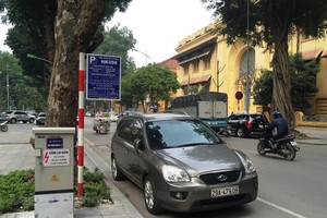 Một điểm trông giữ xe dưới lòng đường qua hệ thống ứng dụng iParking. (Ảnh: Việt Hùng/Vietnam+).