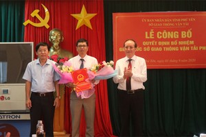 Ông Nguyễn Phương Đông (ở giữa).