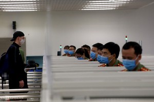 Người nước ngoài làm thủ tục nhập cảnh vào cửa khẩu sân bay Nội Bài hồi tháng 3/2020. 