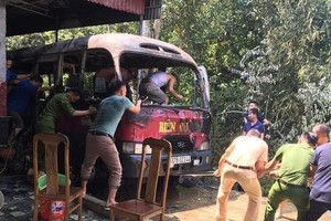 Xe 29 chỗ bị thiêu rụi vì gia chủ thắp hương bất cẩn