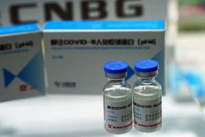 Vaccine Covid-19 tiềm năng do CNBG phát triển trưng bày tại hội chợ thương mại ở Bắc Kinh hôm 4/9. Ảnh: Reuters.