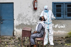 Nhân viên y tế lấy mẫu xét nghiệm tại một trường học ở New Delhi, Ấn Độ, hôm 6/9. Ảnh: AFP.