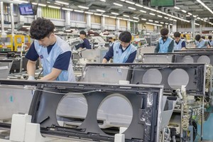 Công nhân làm việc tại một nhà máy của Samsung. (Nguồn: Samsung Electronics).