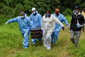 Tình nguyện viên đưa nạn nhân Covid-19 đến nghĩa trang tại Pune, Ấn Độ, hôm 7/9. Ảnh: AFP.