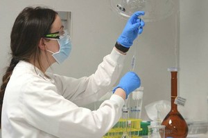 AstraZeneca ngừng thử nghiệm vắc xin Covid-19 sau sự cố trên người. (Ảnh minh họa: FT).