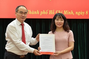 Đồng chí Nguyễn Thiện Nhân trao trao quyết định cho đồng chí Phạm Thị Hồng Hà.