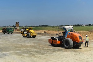 Sân bay Nội Bài đang được nâng cấp đường băng, đường lăn.