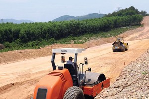 Đẩy nhanh tiến độ thị công tuyến cao tốc Bắc - Nam, đoạn qua Thừa Thiên Huế. Ảnh:A.M.