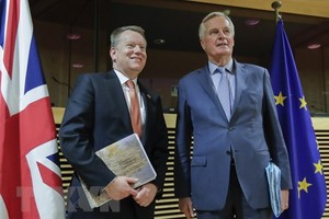 Các trưởng đoàn đàm phán Brexit của Anh và EU. (Ảnh: AFP/TTXVN).