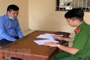 Đối tượng Nguyễn Hữu Minh tại cơ quan công an. (Ảnh: Đinh Tuấn/TTXVN).