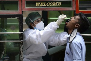 Nhân viên y tế lấy mẫu xét nghiệm Covid-19 bên ngoài trung tâm thương mại ở thành phố Chennai, Ấn Độ, ngày 12/9. Ảnh: AFP.