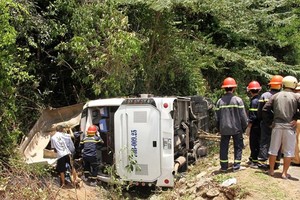 Hiện trường vụ tai nạn giao thông lật xe khách ở Quảng Bình ngày 26/7/2020 khiến 15 người thiệt mạng. (Ảnh: TTXVN).