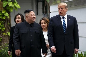 Tổng thống Mỹ Donald Trump và nhà lãnh đạo Triều Tiên Kim Jong-un trong khuôn viên khách sạn Metropole dịp hội nghị thượng đỉnh lần hai tại Hà Nội hồi cuối tháng 2/2019. (Ảnh: Reuters).