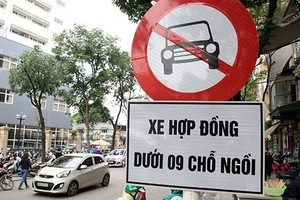 Biển cấm xe hợp đồng trên đường phố Hà Nội. 
