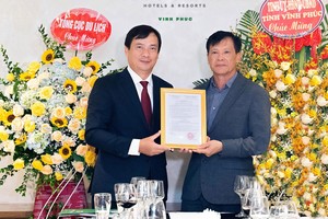 Ông Nguyễn Trùng Khánh, Tổng cục trưởng Tổng cục Du lịch trao giấy chứng nhận 5 sao cho khách sạn DIC Star Vĩnh Phúc.