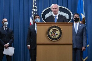 Thứ trưởng Tư pháp Mỹ Jeffrey A. Rosen (thứ hai từ phải sang) tại họp báo ở trụ sở bộ này, thủ đô Washington, hôm 16/9. Ảnh: AP.