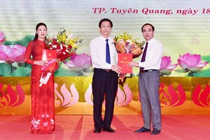 Bí thư Tỉnh ủy Tuyên Quang Chẩu Văn Lâm trao Quyết định về công tác cán bộ cho bà Lê Thị Kim Dung và ông Tạ Đức Tuyên. (Nguồn: baotuyenquang.com.vn).