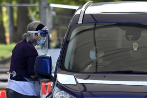 Xét nghiệm COVID-19 cho người dân tại London. (Ảnh: AFP/TTXVN).