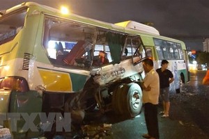 Xe khách hư hỏng nặng sau vụ tai nạn. (Ảnh: Bùi Giang/TTXVN).