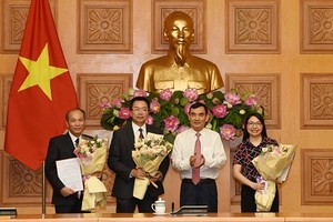 Phó Bí thư Đảng ủy, Phó Chủ nhiệm Văn phòng Chính phủ Nguyễn Xuân Thành trao quyết định và chúc mừng các cán bộ được bổ nhiệm chức vụ mới.