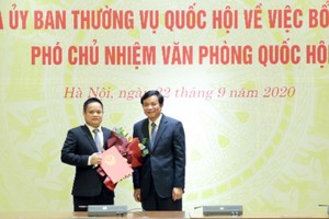 Tổng Thư ký Quốc hội, Chủ nhiệm Văn phòng Quốc hội Nguyễn Hạnh Phúc trao Nghị quyết của Ủy ban Thường vụ Quốc hội cho ông Vũ Minh Tuấn. (Ảnh: Đại biểu nhân dân).
