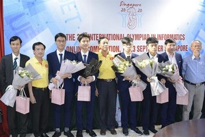 Bộ Giáo dục và Đào tạo chúc mừng các thành viên đội tuyển. (Ảnh: PV).