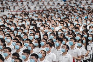 Sinh viên năm nhất đeo khẩu trang trong lễ khai giảng tại Đại học Vũ Hán ở Vũ Hán, tỉnh Hồ Bắc, Trung Quốc hôm 26/9. Ảnh: AFP.