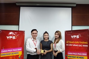 Nhà đầu tư Huỳnh Thị Ánh (váy đen, đứng giữa) nhận giải Nhất tháng 8 cuộc thi “Chinh phục phái sinh - Rinh ngay xe Merc” trị giá 1 cây vàng SJC 9999.