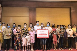 Generali và “Sinh Con, Sinh Cha” trao quà và sách đến các gia đình bệnh nhi khó khăn tại Bệnh viện Nhi Trung ương Hà Nội