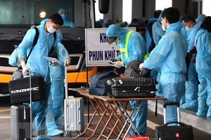 Người dân làm thủ tục nhập cảnh tại sân bay quốc tế Vân Đồn. (Ảnh: TTXVN).