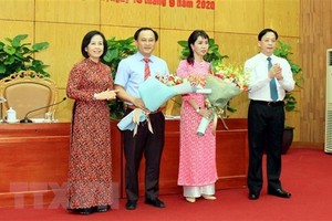 Lãnh đạo Hội đồng Nhân dân tặng hoa hai tân Phó Chủ tịch Ủy ban Nhân dân tỉnh. (Ảnh: Thái Thuần/TTXVN).