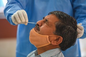 Lấy mẫu xét nghiệm cho công chức tại thủ đô New Delhi, Ấn Độ, hôm 28/9. Ảnh: AFP.