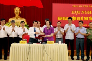 Đồng chí Phạm Thị Thanh Trà và đồng chí Đỗ Đức Duy ký biên bản bàn giao chức vụ Bí thư Tỉnh ủy Yên Bái.