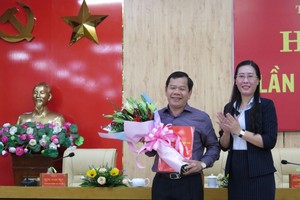 Bà Bùi Thị Quỳnh Vân, Bí thư Tỉnh ủy Quảng Ngãi trao Quyết định của Ban Bí thư Trung ương Đảng chuẩn y Phó Bí thư Tỉnh ủy Quảng Ngãi đối với ông Đặng Văn Minh.